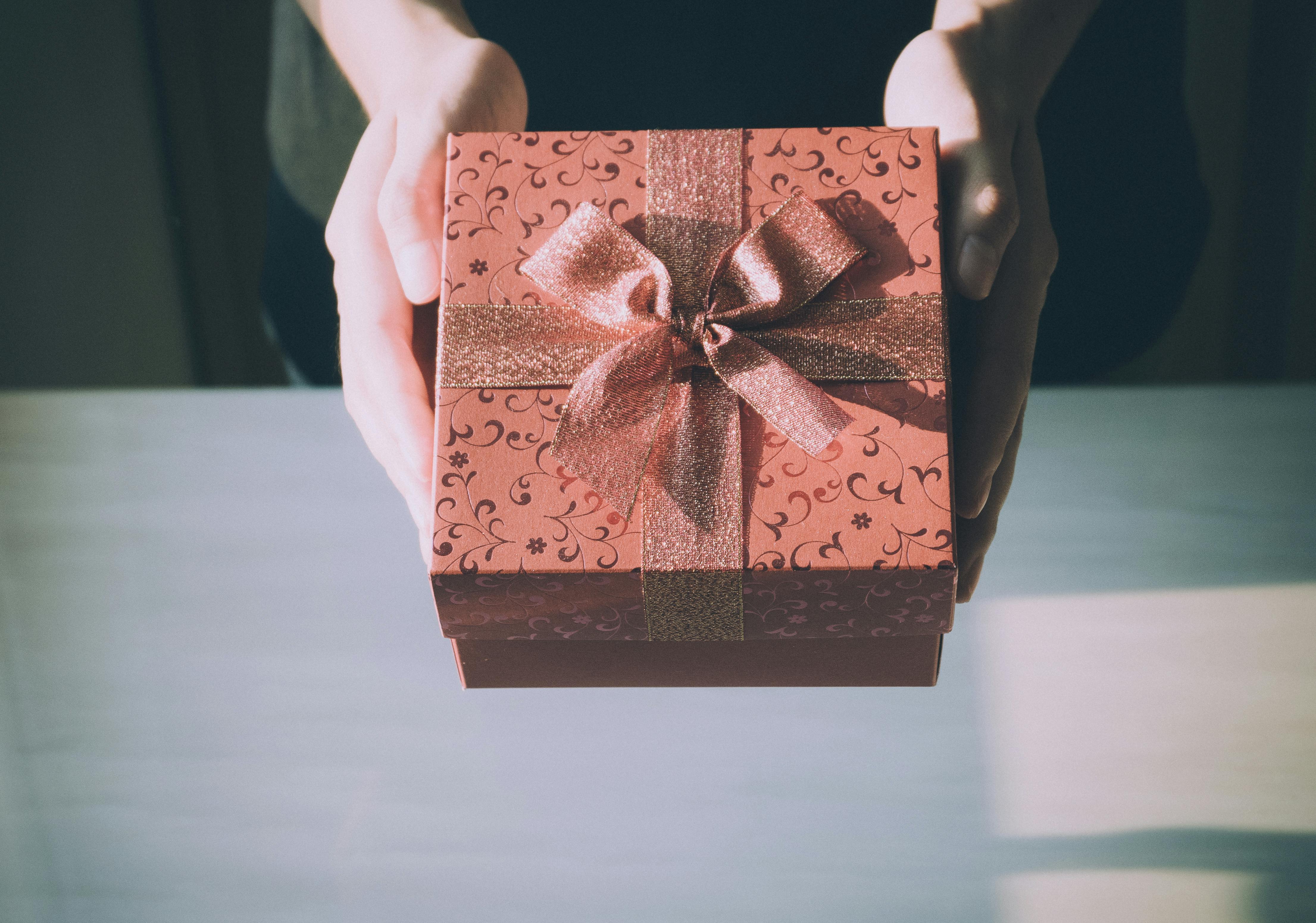 Coffrets cadeaux originaux : quelles sont les meilleurs box à offrir pour sortir des sentiers battus ?